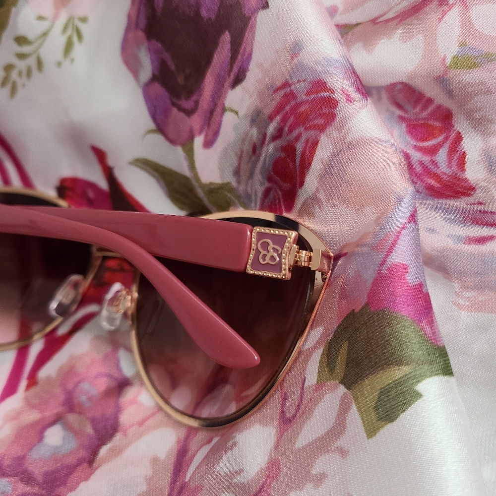 Jessica Simpson Sunglasses - Picture 2 of 4